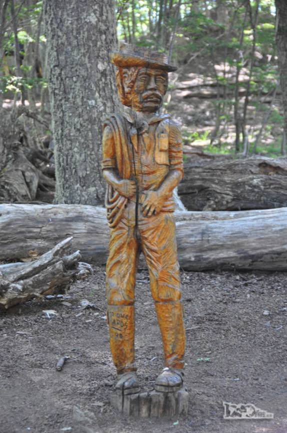 Uma das esculturas do Bosque Tallado na trilha do Cerro Piltriquitrón, em El Bolsón, na Argentina